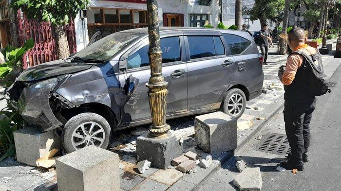 Terjadi kecelakaan di Surabaya, tepatnya di Jalan Tunjungan, Minggu (14/7/2024). Sebuah mobil nopol L 1885 PF menabrak balok-balok beton dan pohon yang ada di trotoar.