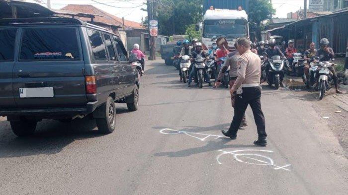 Terjadi kecelakaan maut di Sidoarjo, Jawa Timur, Jumat (16/2/2024). Seorang pengendara sepeda motor tewas mengenaskan setelah tergencet dump truk di Jalan Raya Jemundo, Kecamatan Taman, Sidoarjo.
