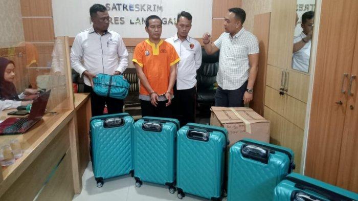 Tersangka Junaidi Halid menjalani pemeriksaan di Sat Reskrim Polres Lamongan, Senin (12/2/2024).