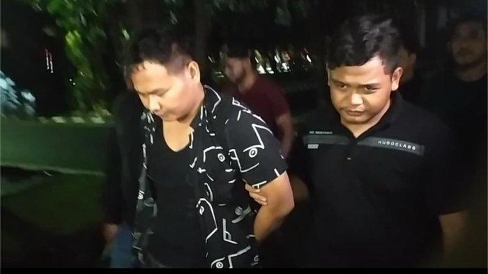 Tersangka RTH saat digelandang ke Gedung Ditreskrimum Mapolda Jatim, Minggu (26/1/2025) malam