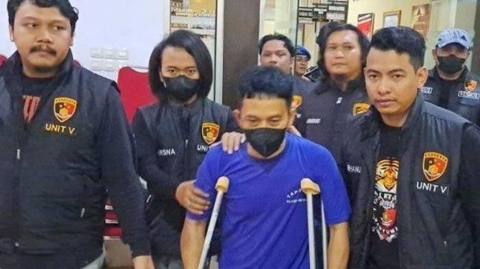Tersangka adalah atas nama AYS warga Kelurahan Kedungwringin, Kecamatan Patikraja, Kabupaten Banyumas saat dihadirkan dalam konferensi pers kasus perampokan bersenjata pada, Selasa (24/12/2024).