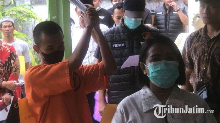 Tersangka memeragakan beberapa adegan dalam rekonstruksi kasus pembunuhan dua perempuan yang jasadnya ditemukan membusuk di shelter anjing di Jl Sulawesi, Kota Blitar, Jumat (19/1/2024).