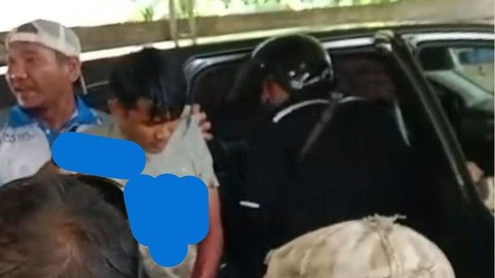 Tersangka pembacokan saat diamakan polisi.