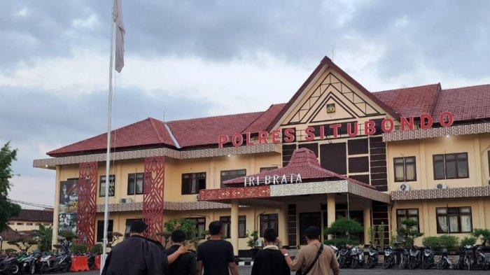 Tersangka saat dikeler petugas menuju ruang tanahan Mapolres Situbondo