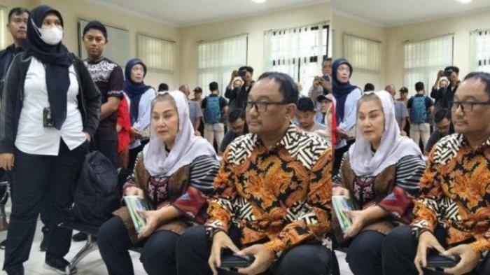 TIGA CAMAT JADI TUMBAL - Mantan Wali Kota Semarang, Hevearita Gunaryanti Rahayu dan suaminya Alwin Basri saat berada di sidang perdana kasus korupsi di Pengadilan Tipikor Semarang, Senin (21/4/2025). Pada sidang pembacaan surat dakwaan oleh JPU terungkap jika uang intensif PNS Bapenda Kota Semarang dipotong untuk pembiayaan lomba nasi goreng. Ternyata tiga orang camat kena apesnya