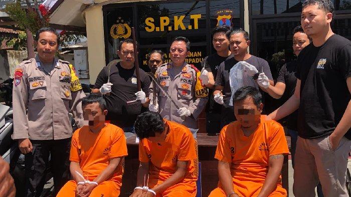Tiga maling motor saat diamankan di Polsek Sukowono Jember. Dalam aksinya, pelaku jadikan target rumah kosong yang ditinggal penghuninya
