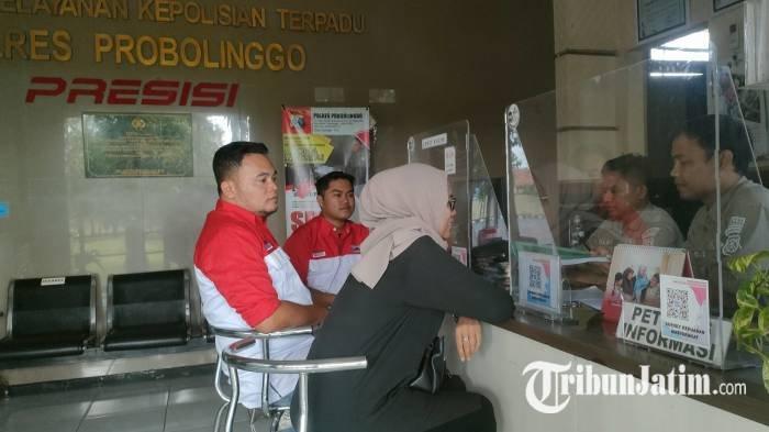 Seorang Tiktokers perempuan asal Kabupaten Probolinggo didampingi anggota LIRA Probolinggo mendatangi Sentra Pelayanan Kepolisian Terpadu (SPKT) Polres Probolinggo, Kamis (5/12/2024) sore.