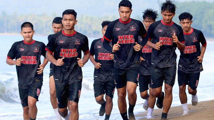 PEMUSATAN LATIHAN - Tim Inter Kediri saat melakoni sesi pemusatan latihan di Pantai Prigi, Kabupaten Trenggalek, Jawa Timur, Sabtu (12/4/2025). Sebanyak 28 pemain diboyong oleh manajemen Inter Kediri dalam agenda latihan intensif ini dalam persiapan Liga 4 Nasional 2025.