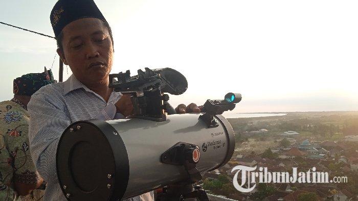 Tim Pemantauan hilal di Kabupaten Jember meninjau di atas Menara Masjid Al-Hikmah Puger yang memiliki tinggi 80 meter.