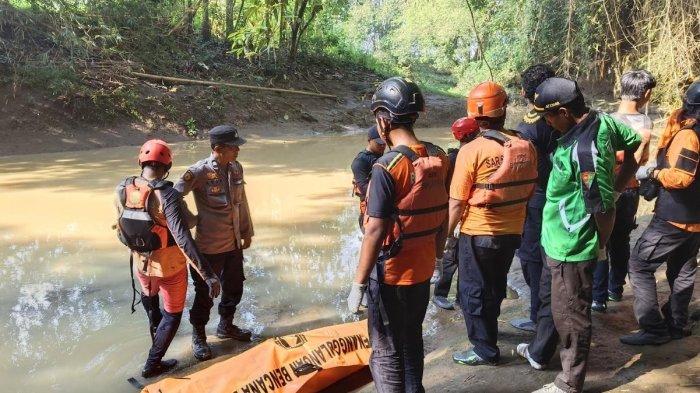 EVAKUASI - Tim SAR gabungan berhasil menemukan jenazah seorang remaja bernama Rifky Nur (14), Selasa (13/5/2025). Remaja yang sebelumnya dilaporkan hilang usai terseret derasnya arus sungai di DAM Desa Teguhan, Kecamatan Paron, Kabupaten Ngawi, pada Senin (12/5/2025).