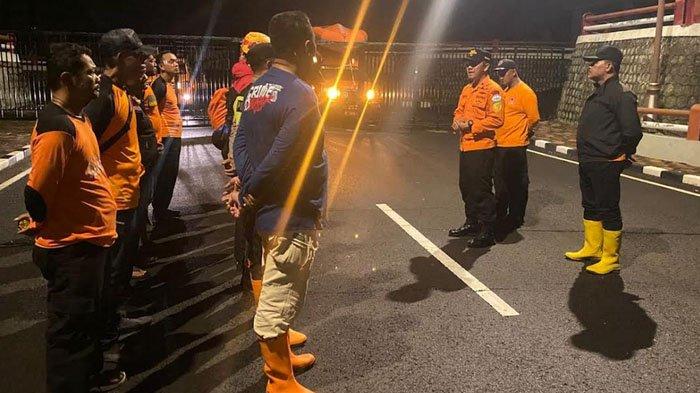 Tim SAR gabungan melakukan pencarian korban tenggelam di Waduk Bendo Ponorogo, Sabtu (21/12/2024).