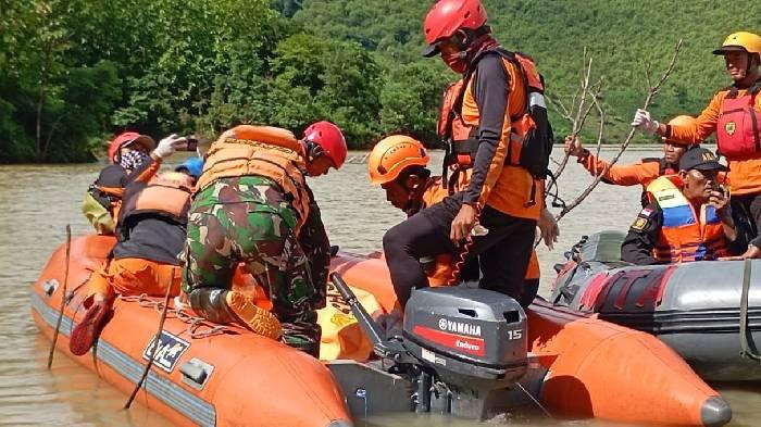 Tim Sar gabungan mengevakuasi korban tenggelam di Waduk Bendo Ponorogo.