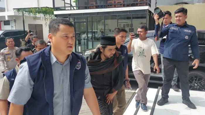 Tim Siber Polda Jatim sedang membidik dua tersangka lain selain Gus Samsudin dalam kasus viralnya potongan video tentang agama yang memperbolehkan suami bertukar istri jaminan surga.