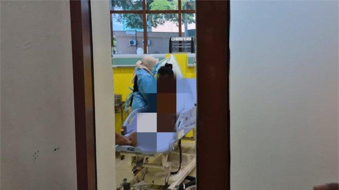 KONDISI PASIEN - Tim medis saat membersihkan luka YN korban ledakan petasan balon udara tanpa awak di Desa Kori, Kecamatan Sawoo, Kabupaten Ponorogo, Jatim masih dirawat intensif di rumah sakit umum daerah (RSUD) dr Harjono Ponorogo, Jatim. Korban mengalami beberapa luka di tubuh. Bahkan juga mengeluh penglihatannya mulai kabur.