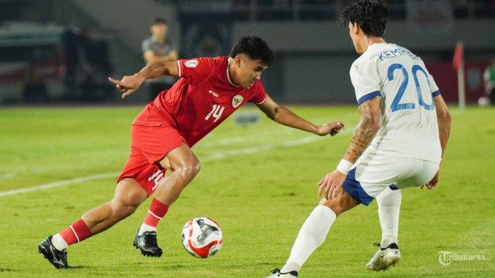 Pesepak Bola Timnas Indonesia, Asnawi Mangkualam melewati adangan pesepak bola Filipina, MIchael Kempter pada laga pamungkas Grup B Piala AFF 2024 di Stadion Manahan, Solo, Sabtu (21/12/2024) malam.