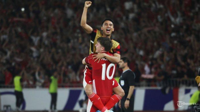 INDONESIA KALAHKAN BAHRAIN - Pesepak bola Timnas Indonesia, Marselino Ferdinan bersama Ole Romeny merayakan kemenangan Timnas Indonesia atas Bahrain pada Kualifikasi Piala Dunia 2026 zona Asia di Stadion Utama Gelora Bung Karno (SUGBK) Jakarta, Selasa (25/3/2025). Ambisi besar Timnas Indonesia untuk tampil di Piala Dunia 2026 kemungkinan akan terus berlanjut sekalipun harus bertempur lagi di ronde keempat.