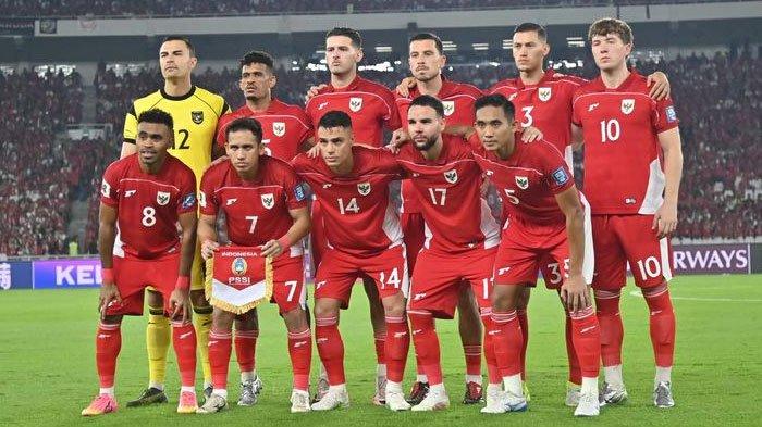 LOLOS BABAK KEEMPAT - Pemain Timnas Indonesia berpose jelang laga melawan China. Partai Grup C Kualifikasi Piala Dunia 2026 zona Asia antara Timnas Indonesia vs China digelar di Stadion Utama Gelora Bung Karno pada Kamis (5/6/2025).