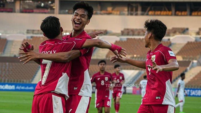 LOLOS PIALA DUNIA - Para pemain Timnas U17 Indonesia merayakan gol. Partai Grup C Piala Asia U17 2025 Timnas U17 Indonesia vs Yaman digelar di Stadion Prince Abdullah Al Faisal, Jeddah, Arab Saudi, pada Senin (7/4/2025) malam WIB.
