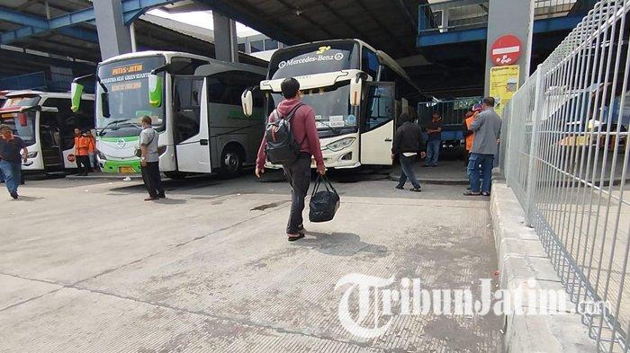 PENGEROYOKAN - Titik jalur keberangkatan bus di Terminal Arjosari Malang yang menjadi lokasi kejadian pengeroyokan saat didatangi TribunJatim.com, Jumat (27/6/2022). Diketahui, seorang anggota TNI menjadi korban pengeroyokan orang tak dikenal saat berada di jalur keberangkatan bus Terminal Arjosari Malang.