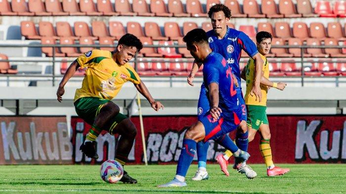 DERBI JATIM: Gelandang Persebaya, Toni Firmansyah (kaus kuning) menguasai bola, dihadang pemain Arema FC di Stadion Kapten I Wayan Dipta, Bali, Senin (28/4/2025) sore. Laga berakhir imbang 1-1.