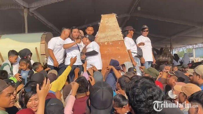Ratusan Masyarakat Sekitar Berebut Gunungan Tahu di Agenda Grebeg Tahu Desa Sumbermulyo Jogoroto, Jombang.