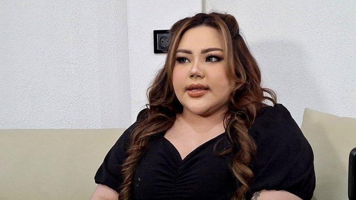 LISA MARIANA DILAPORKAN - Lisa Mariana di Kemang, Jakarta Selatan, Selasa (13/5/2025). Baru-baru ini, Lisa Mariana dilaporkan ke polisi atas kasus dugaan penipuan yang dialami warga Surabaya, Jawa Timur.