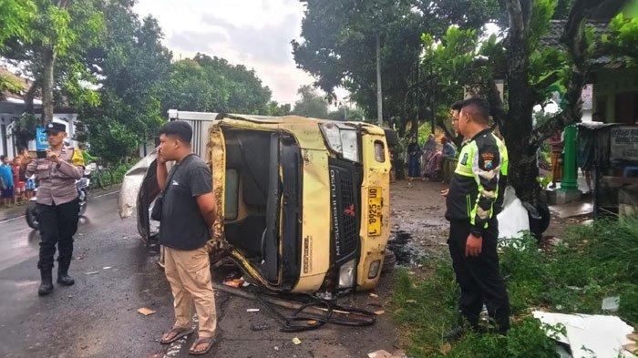 TRUK TERGULING - Truk box Mitsubishi Canter L 8925 UQ bermuatan jajanan anak terguling usai terlibat kecelakaan dengan Daihatsu Xenia L 1270 CAO di Jalan Raya Pucunglor, Kecamatan Ngantru, Kabupaten Tulungagung, Jumat (7/2/2025) pukul 15.15 WIB. Kecelakaan ini terjadi, diduga karena manuver sopir truk yang akan mendahului kendaraan di depannya.
