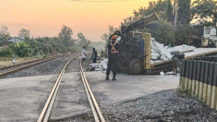 Truk muatan bata ringan tertabrak KA Argo Bromo di jalan perlintasan langsung (JPL) antara Stasiun Bowerno - Stasiun Babat, Lamongan, pada Minggu (6/10/2024)