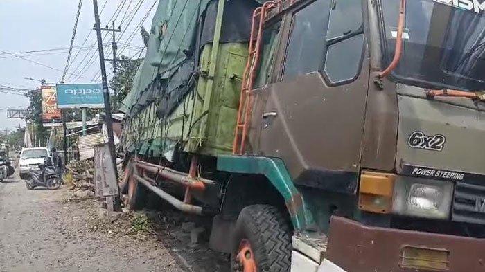 Truk muatan mie instan menghantam warung makan akibat mengalami rem blong di tanjakan Jalan Raya Kedamean, Gresik, Selasa (3/12/2024)