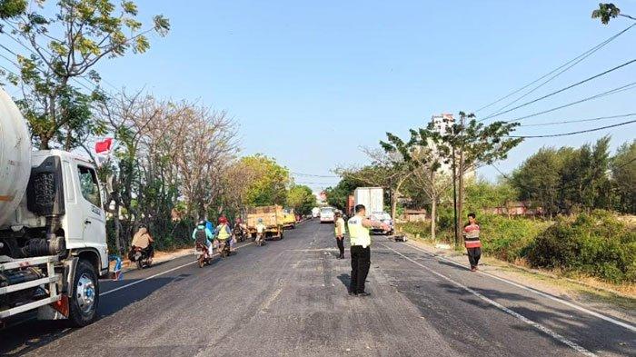 Truk trailer menabrak pemotor scorpio di jalur pantura Tuban, tepatnya di Desa Socorejo, Kecamatan Jenu, Jumat (4/8/2023), pagi. Kecelakaan ini mengakibatkan nyawa pemotor tak tertolong