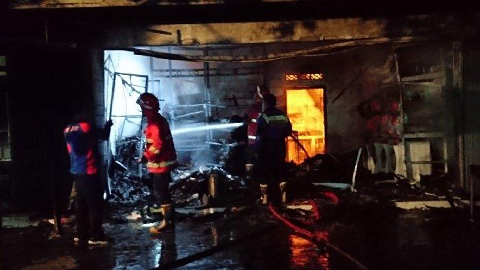 Petugas berusaha memadamkan api saat terjadi insiden kebakaran di Tugas Laundry Tulungagung, Jalan Yos Sudarso, Rabu (14/8/2024)