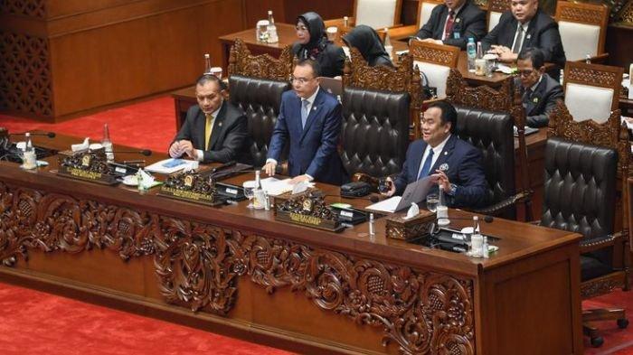 Wakil Ketua DPR Sufmi Dasco Ahmad (tengah) bersama dua Wakil Ketua DPR lainnya Lodewijk Freidrich Paulus (kiri) dan Rachmat Gobel (kanan) beranjak usai menskors rapat paripurna di Gedung Parlemen, Jakarta, Kamis (22/8/2024). DPR menunda rapat paripurna pengesahan Rancangan Undang-Undang atau RUU Pilkada dan akan menjadwalkan kembali karena jumlah anggota DPR yang hadir tidak kuorum atau hanya 89 orang yang hadir dan 87 orang izin.