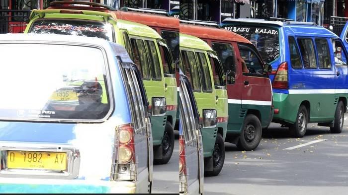 UANG BANTUAN DISUNAT - Sejumlah angkutan kota (angkot) ngetem menunggu atau mencari penumpang. Belakangan viral berita yang menyebutkan uang bantuan sopir angkot dari Dedi Mulyadi disunat pihak tertentu.