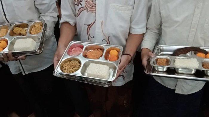 Uji Coba Makan Bergizi Gratis di Ponpes Mambaul Ma'arif Denanyar Jombang Beberapa Waktu Lalu