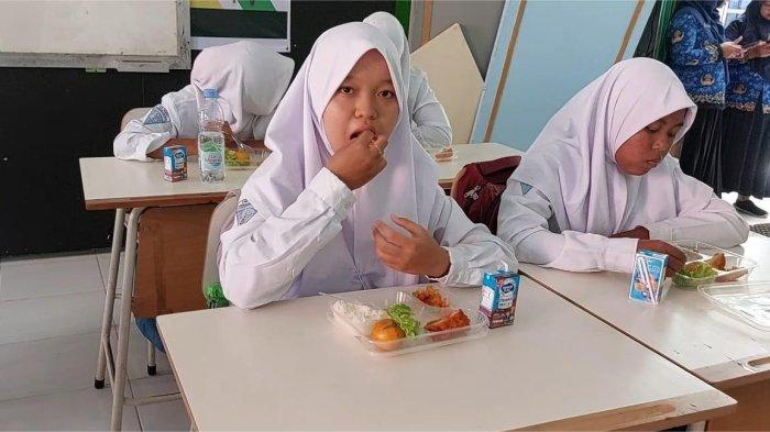 Uji coba makan bergizi gratis di salah satu sekolah di Kabupaten Kediri pada September 2024 lalu.