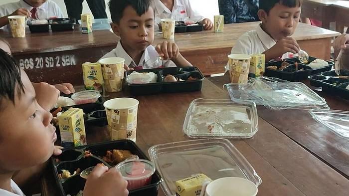 Uji coba program makan bergizi gratis di Desa Sumberklampok, Kecamatan Gerokgak, Kabupaten Buleleng, Provinsi Bali, Senin (25/11/2024).