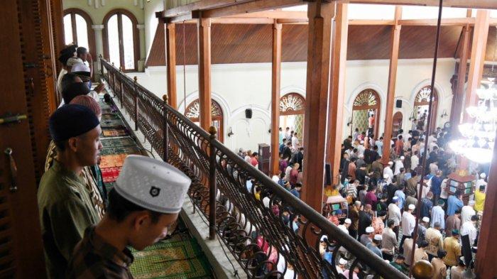 Umat muslim melaksanakan salat jumat pertama di bulan Ramadhan 1445 H di Masjid Agung Jami' Kota Malang, Jawa Timur, Jumat (15/3/2024). Takmir masjid setempat menyebut sekira 5000 jamaah memadati Masjid Agung Jami' Kota Malang di jumat pertama ramadan. SURYA/PURWANTO