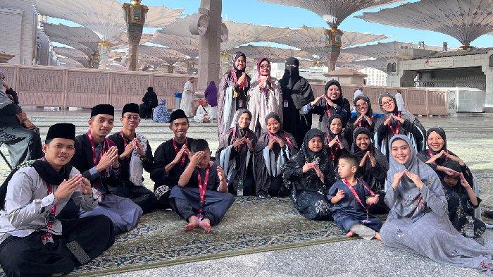 Ustazah Oki Setiana Dewi bersama seluruh keluarga pergi umrah, diikuti oleh belasan santri Tahfiz Quran Maskanul Huffaz (Maffaz), pesantren Tahfiz Quran yang juga asuhan pendakwah yang disapa OSD ini, 2024.