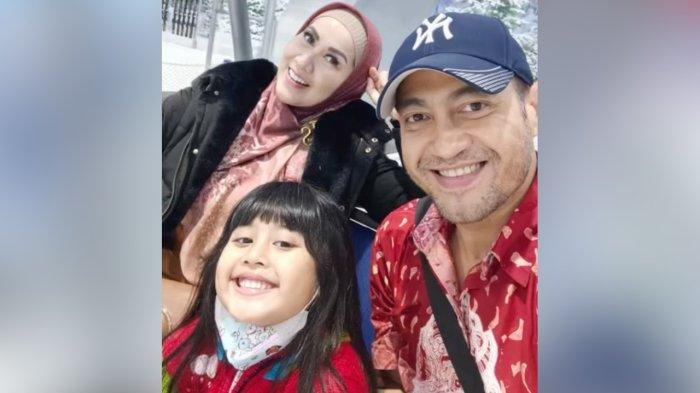 Venna Melinda dikenal sebagai salah satu artis tajir melintir. Dengan kekayaannya yang melimpah, ia pun mengajak Ferry Irawan, Vania serta keluarga besar untuk liburan mewah di Puncak, Bogor.