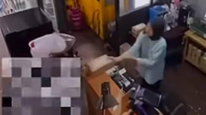 Seorang driver ojek online diduga menghina pegawai kafe penyandang disabilitas tuli di sebuah coffee shop di Kalimulya, Cilodong, Kota Depok, pada Minggu (4/8/2024).