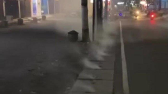 KEPULAN ASAP - Viral kepulan asap muncul dari gorong-gorong depan ruko di Jalan Soekarno-Hatta (Suhat) Kecamatan Lowokwaru Kota Malang, Jawa Timur pada Rabu (5/3/2025) dinihari. DPUPRPKP Kota Malang lakukan pengecekan