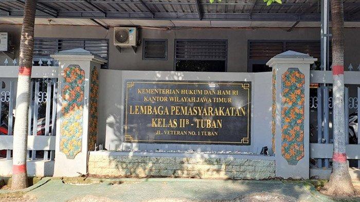 LAPAS - Seorang Warga Binaan Pemasyarakatan (WBP) Lapas Kelas IIB Tuban meninggal di RSUD Dr R Koesma Tuban, Selasa (13/5/2025). Diduga, WBP itu meninggal karena keracunan. WBP yang meninggal dunia adalah Yulia (24) warga Desa Kembangbilo, Kecamatan/Kabupaten Tuban.