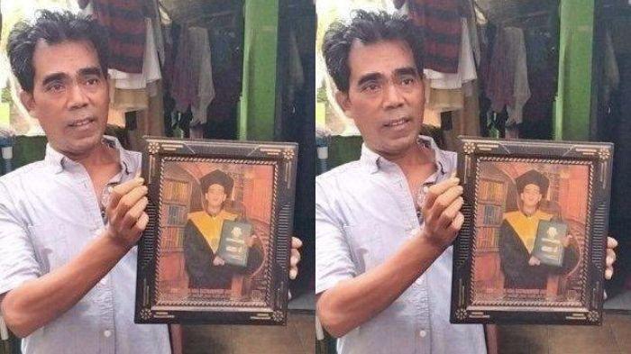 WNI TEWAS DI KAMBOJA - Saifullah memegang foto anaknya, Soleh Darmawan yang meninggal dunia di Kamboja. Pemuda asal Bekasi, Jawa Barat ini meninggal dua minggu setelah berangkat dari Indonesia.