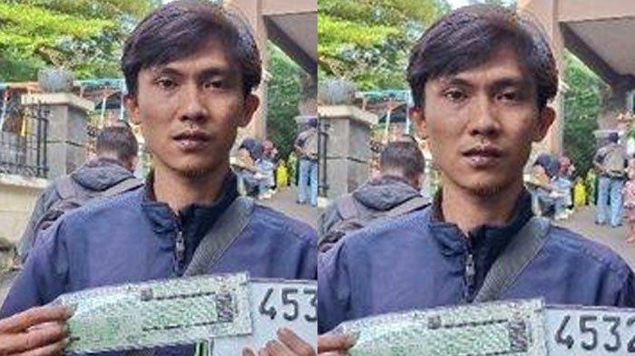 BAYAR PAJAK - Wahyu, pemuda di Depok lega bayar pajak motor hanya Rp290 ribu meski nunggak 13 tahun. Ia memanfaatkan program pemutihan pajak, Rabu (25/6/2025).