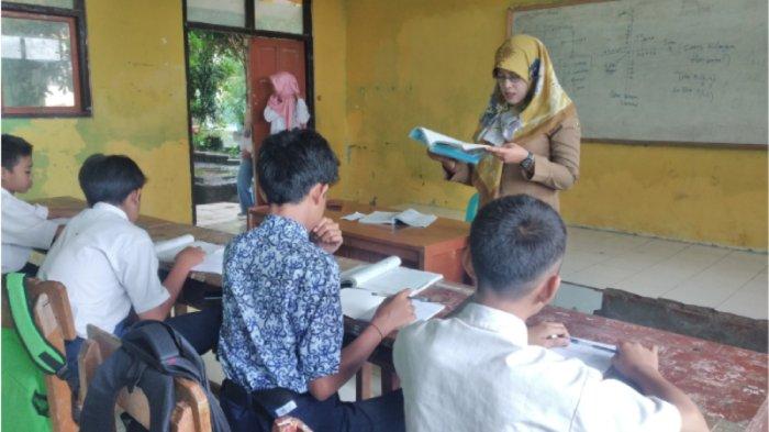 Waka Kesiswaan Dian Widiawati (40), ketika mengisi kegiatan pembelajaran di Kelas VIII SMPN Satu Atap Gemarang, Selasa (30/1/2024).