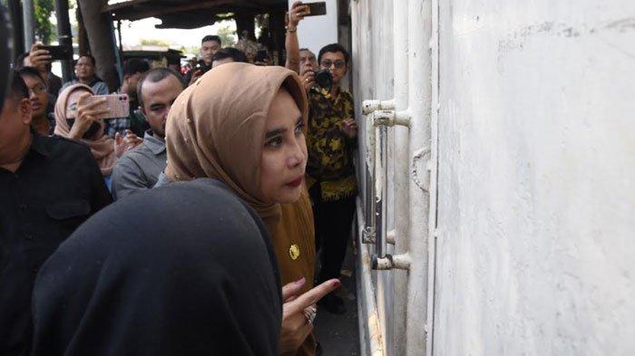 IJAZAH DITAHAN – Wakil Bupati Sidoarjo saat ikut turun langsung ke lokasi perusahaan yang diduga menahan ijazah sejumlah karyawanannya, Senin (2/6/2025). Setelah berdialog, perusahaan bersedia mengembalikan semua ijazah yang ditahan.