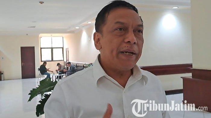 Wakil Ketua Komisi B DPRD Surabaya, Anas Karno mengatakan, terdapat rencana penyesuaian tarif tiket masuk Kebun Binatang Surabaya (KBS) pada 2024 mendatang, Selasa (24/10/2023).