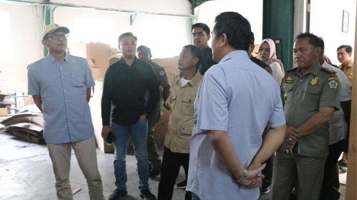 Wakil Ketua Komisi III DPRD Gresik, Abdullah Hamdi melakukan sidak di salah satu pabrik karton dan printing di Menganti, Gresik, Senin (13/1/2025).