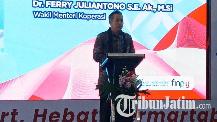 KEBUT RENCANA - Wakil Menteri Koperasi, Ferry Juliantono saat menghadiri agenda di Kota Surabaya, Jawa Timur, Jumat (11/4/2025). Terkait rencana pembentukan Koperasi Desa Merah Putih, Ferry menyatakan ditargetkan bakal rampung Juni mendatang.