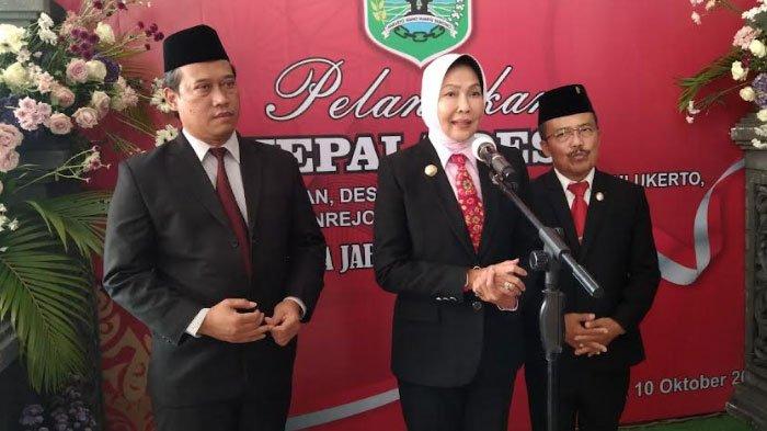 Wali Kota Batu, Dewanti Rumpoko didampingi wakilnya, Punjul Santoso dan Sekda, Zadim Efisiensi memberikan keterangan pers di Balaikota Among Tani.